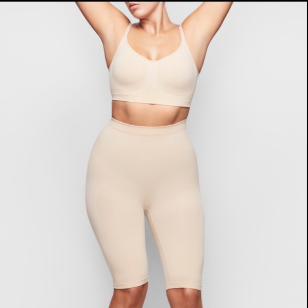 Skims SCULPTING SHORT ABOVE THE KNEE